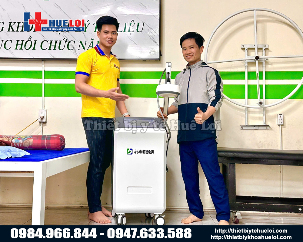 B&agrave;n giao m&aacute;y vi s&oacute;ng trị liệu amt b1